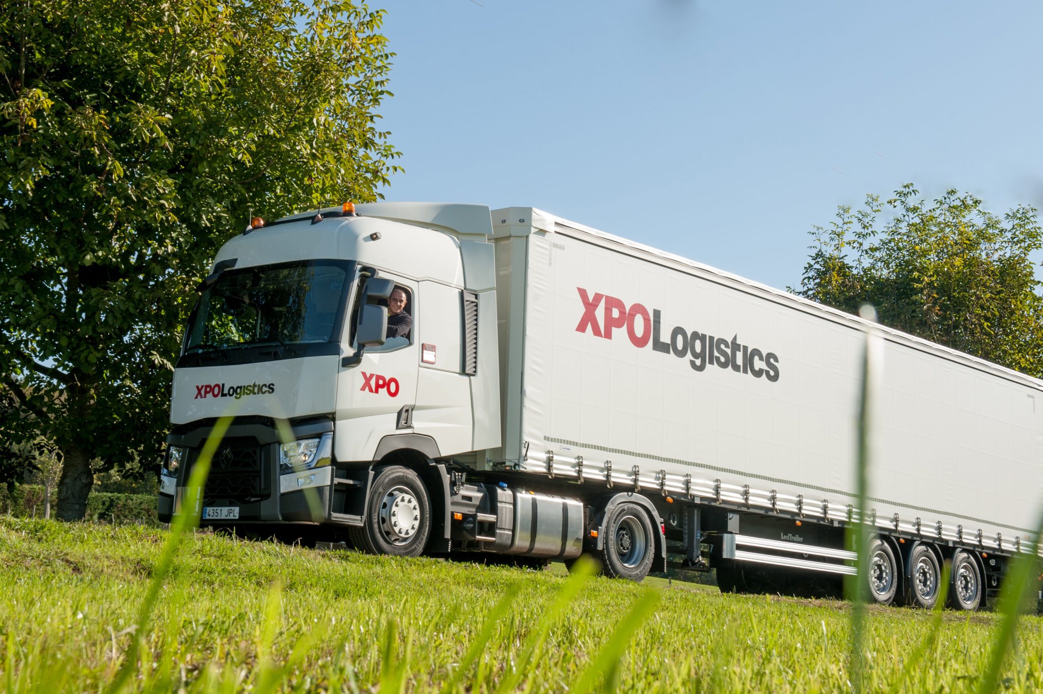 Mazda and XPO Logistics work together in the UK to reduce CO2 emissions